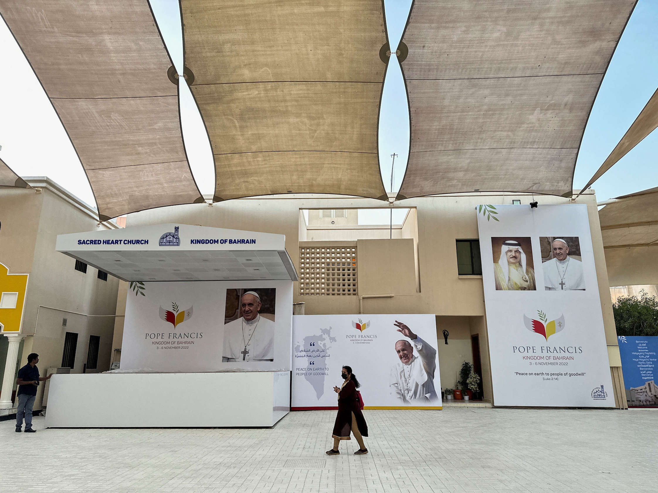 البابا سيقيم في المجمع الملكي لعدم وجود سفارة للفاتيكان في البحرين