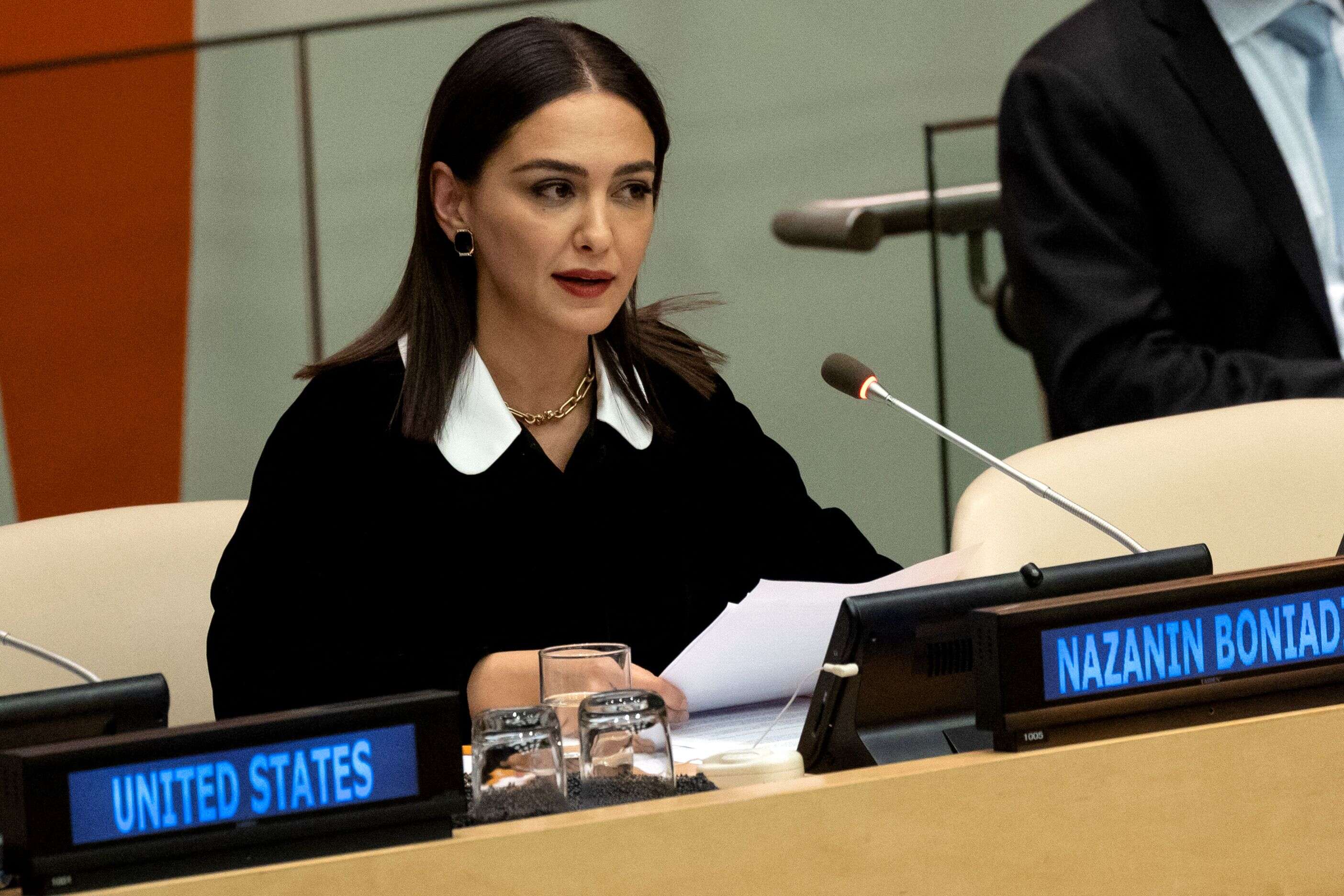 الممثلة والناشطة نازانين بونيادي: لا تحتاج إلى إخضاع الناس لمراعاة أعراف ثقافية. 