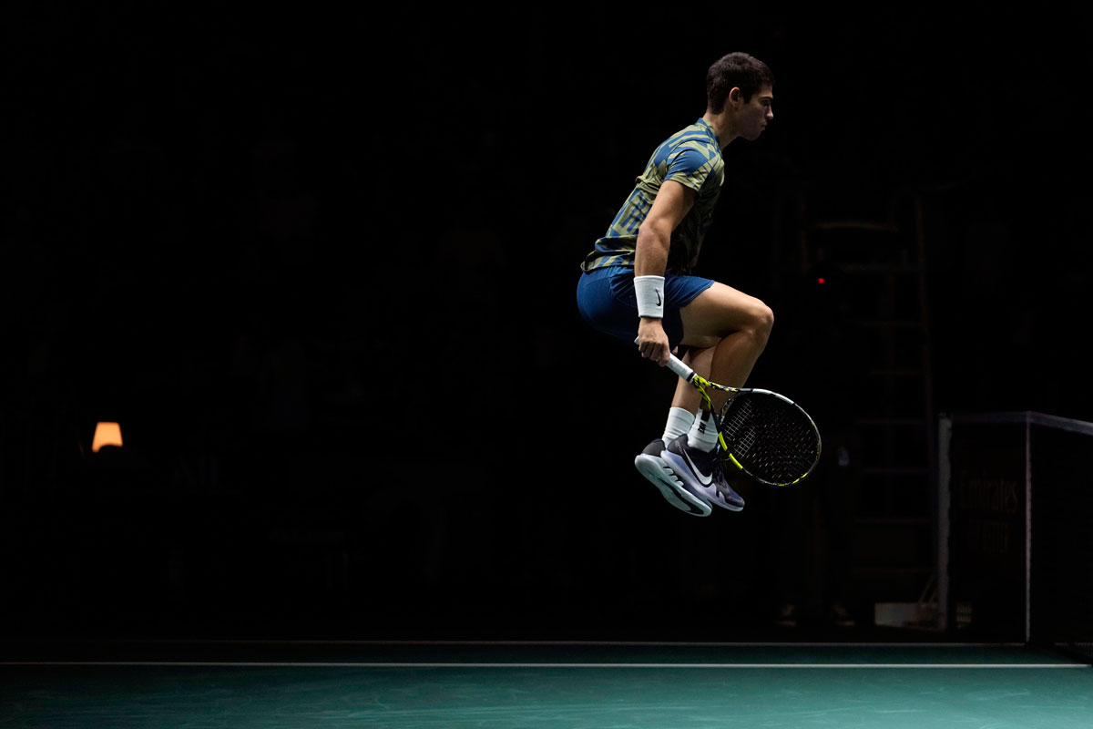 ألكاراس يفرط في فرصة البقاء في الصدارة