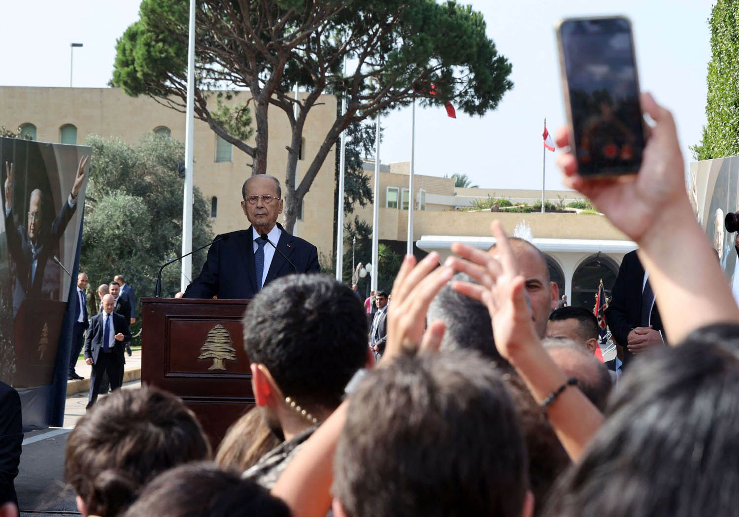 الرئيس اللبناني ميشال عون يغادر قصر بعبدا للمرة الأخيرة