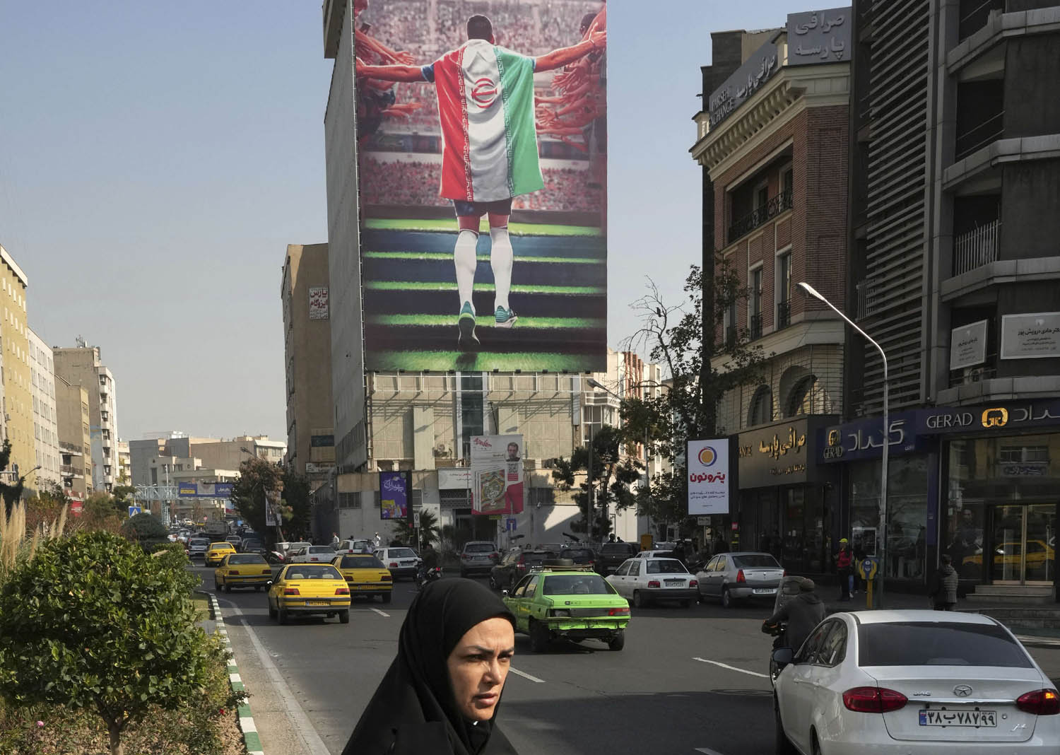 شاشة تلفزيونية وسط طهران تعرض مباريات الفريق الإيراني في قطر