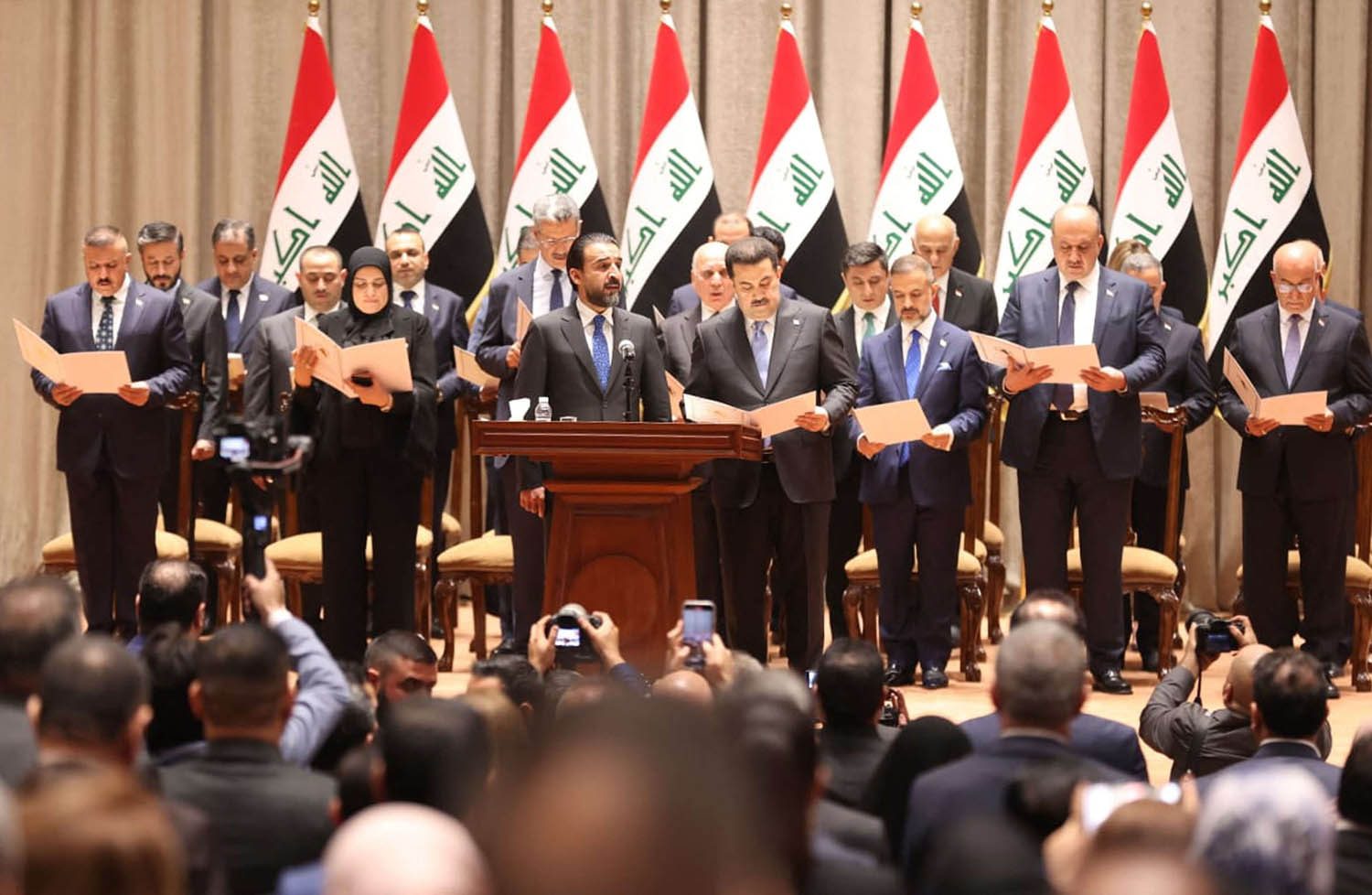 الحكومة العراقية تؤدي القسم أمام البرلمان