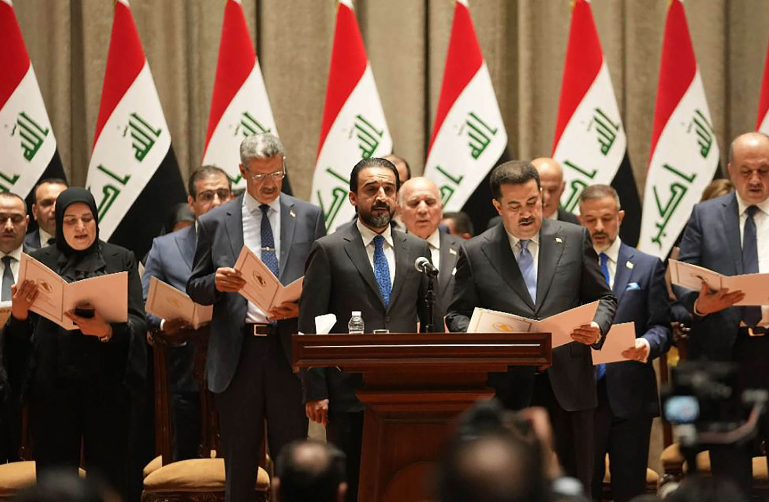الحكومة العراقية تؤدي القسم أمام البرلمان