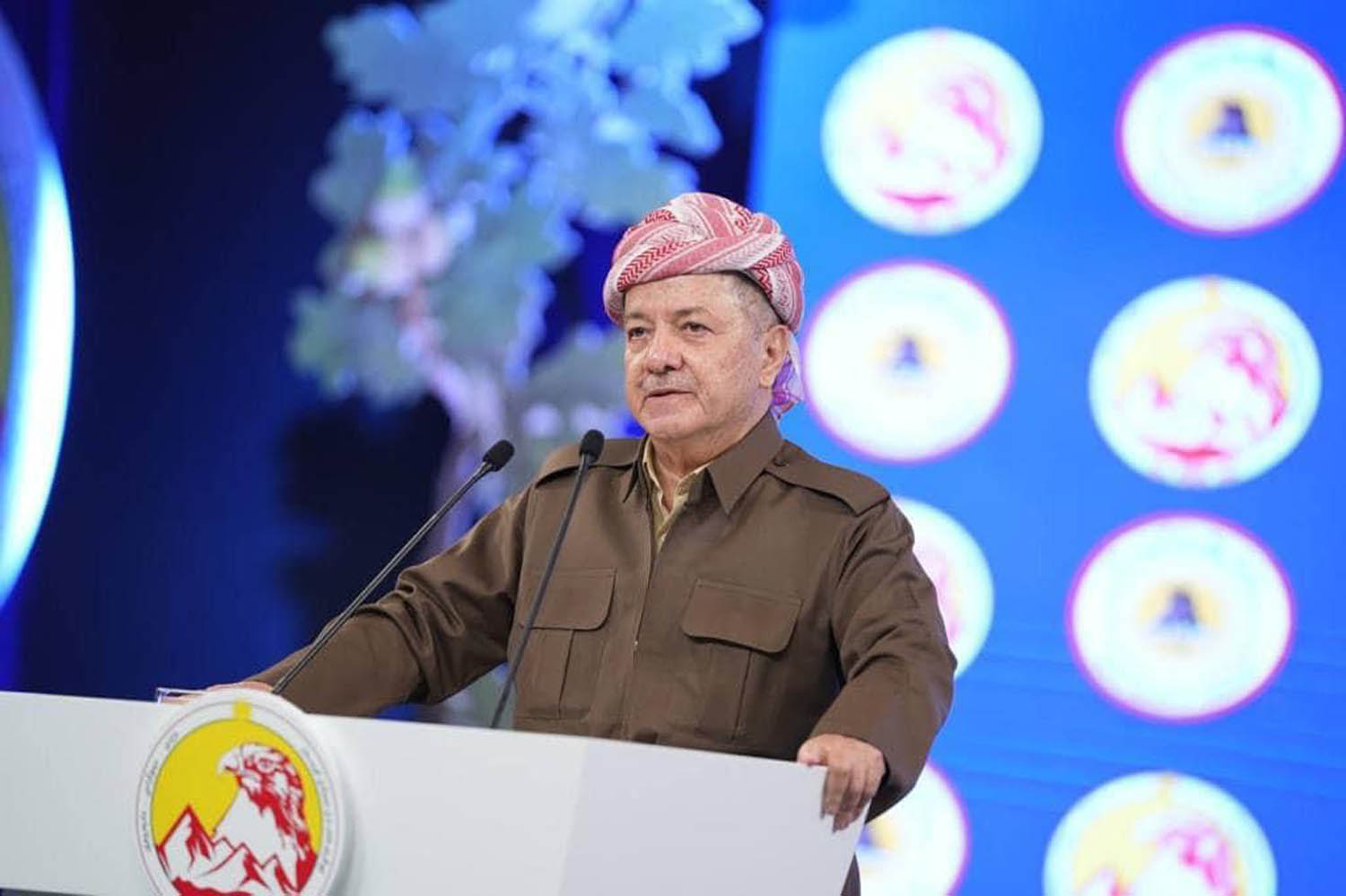 الزعيم الكردي مسعود بارزاني يلقي كلمة خلال مؤتمر البارتي