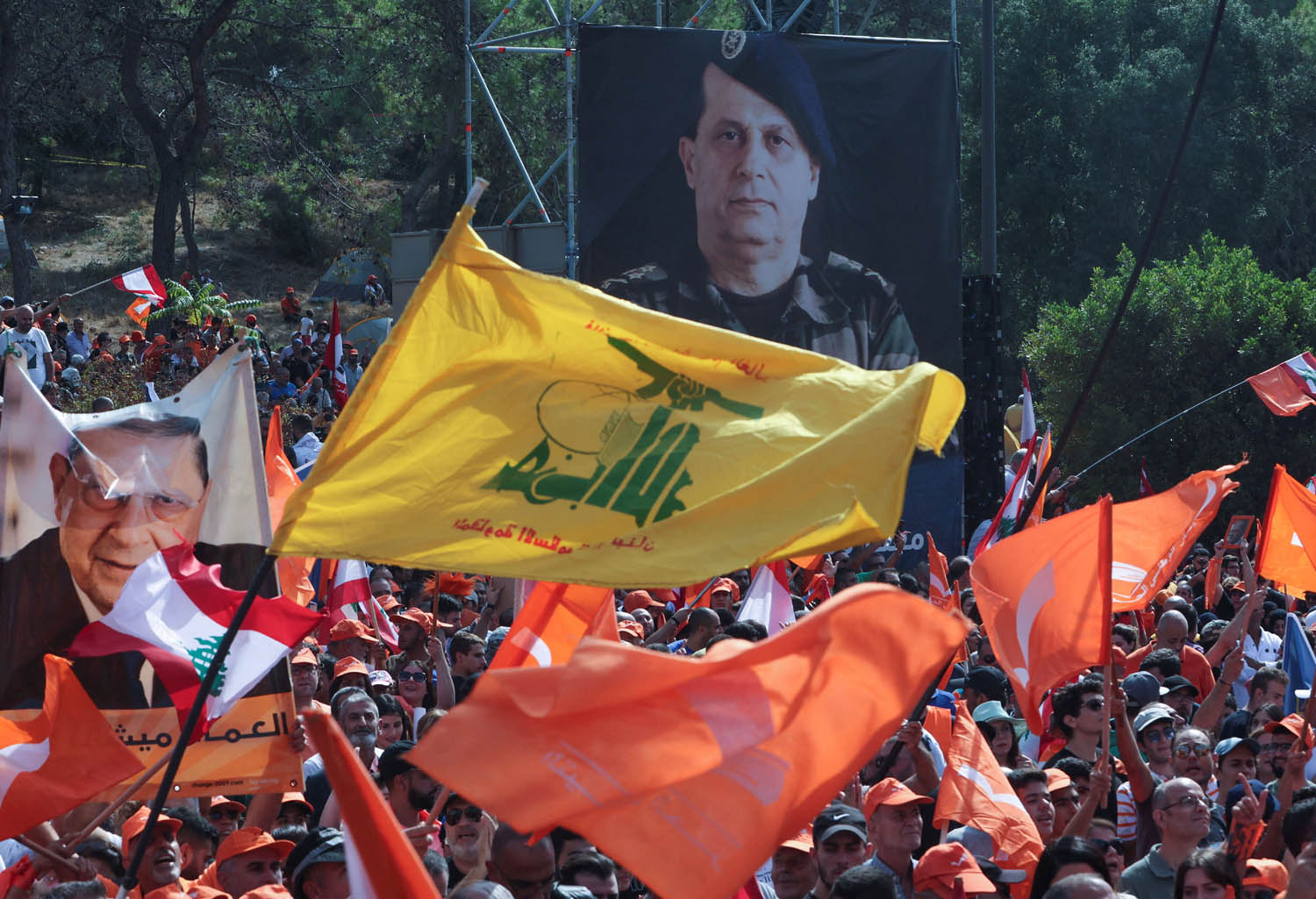 ناشطون من التيار العوني وحزب الله يودعون الرئيس اللبناني ميشال عون لدى مغادرته قصر بعبدا