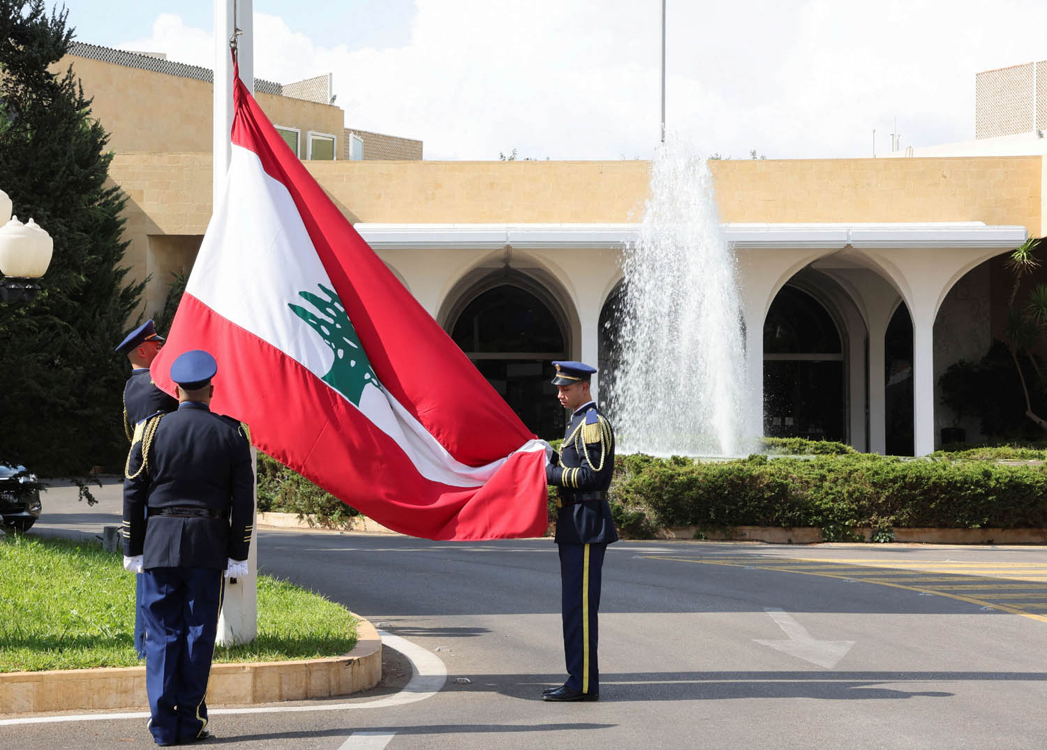 انزال العلم اللبناني بغياب رئيس في قصر بعبدا