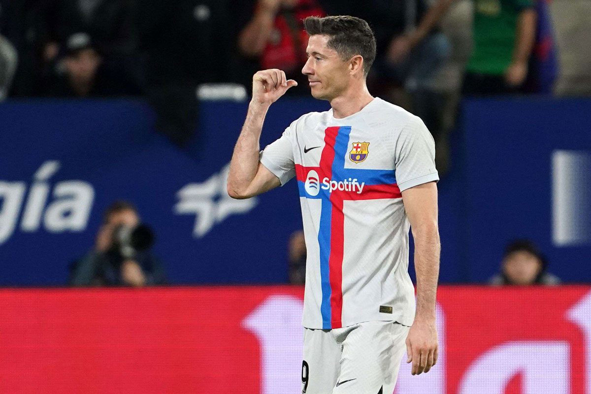 برشلونة يخوض مواجهته مع إسبانيول دون مهاجمه ليفاندوفسكي المعاقب
