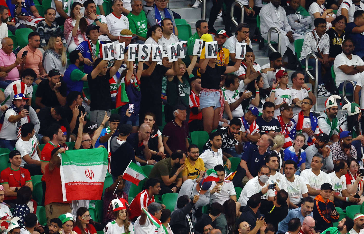 تحظر مدونة السلوك بملاعب كأس العالم في قطر الرايات والأعلام والمنشورات والملابس وأي مقتنيات أخرى ذات "طبيعة سياسية أو مسيئة أو تمييزية".