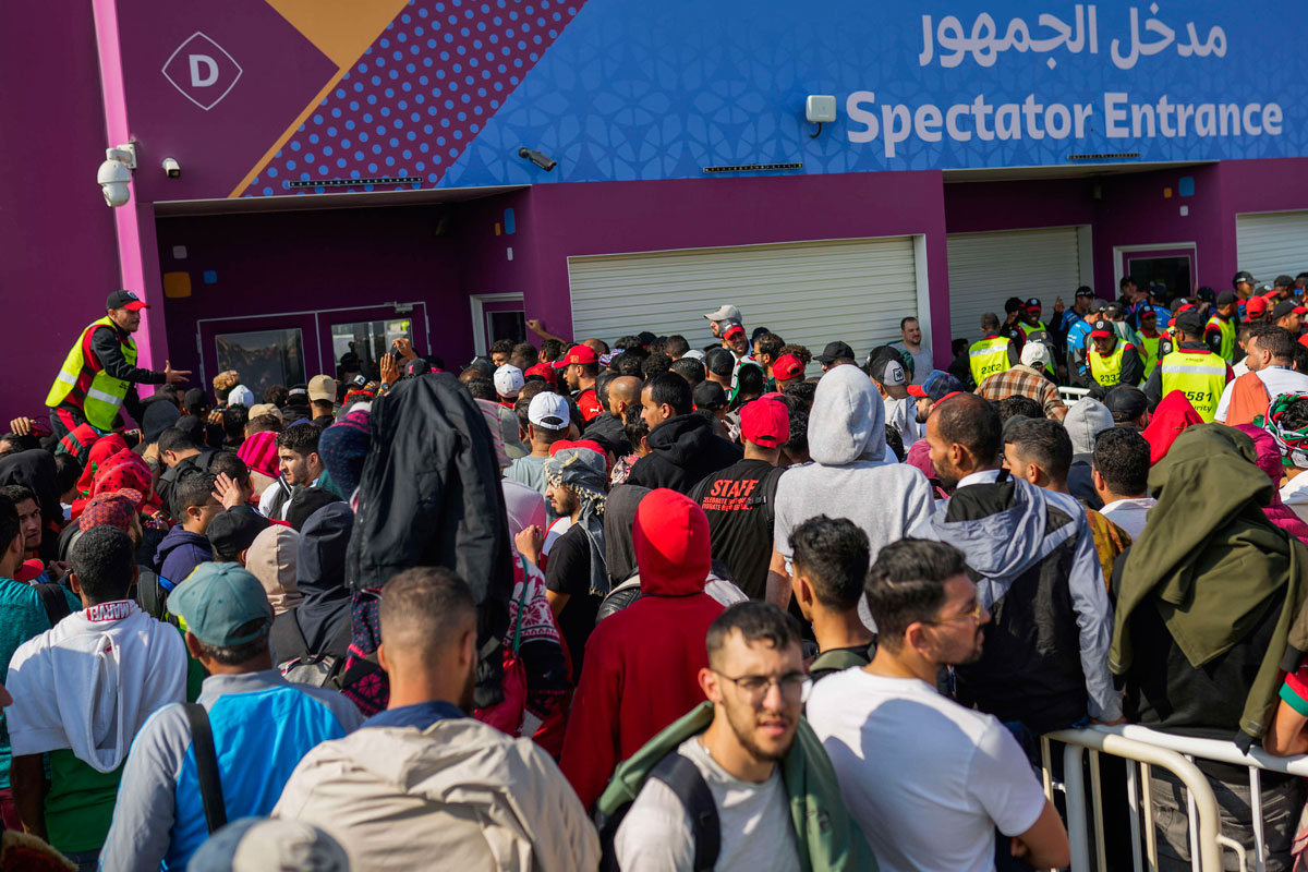 المشجعون المغاربة يصطفون خارج ملعب الجنوب في الوكرة للحصول على تذاكر المباراة التاريخية