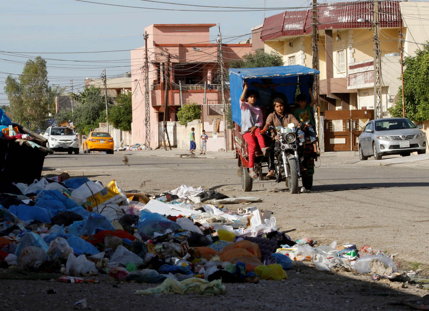أطفال عراقيون في كركوك يجمعون النفايات من الشوارع