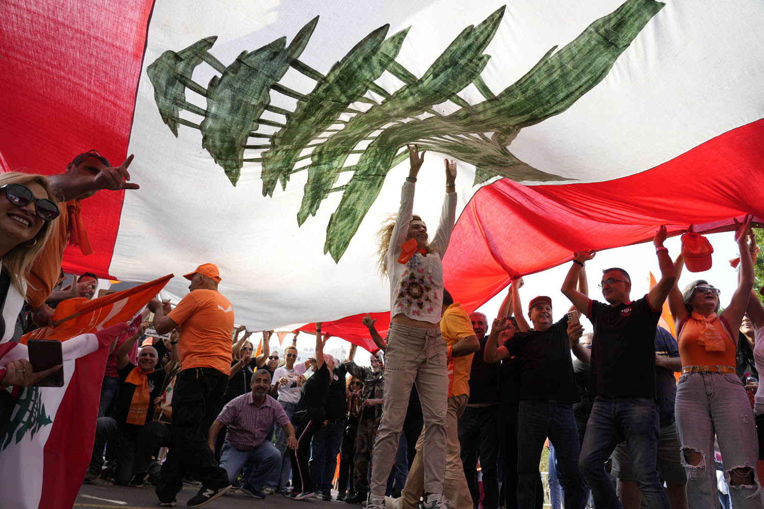 ناشطون في التيار العوني يرفعون علما لبنانيا كبيرا