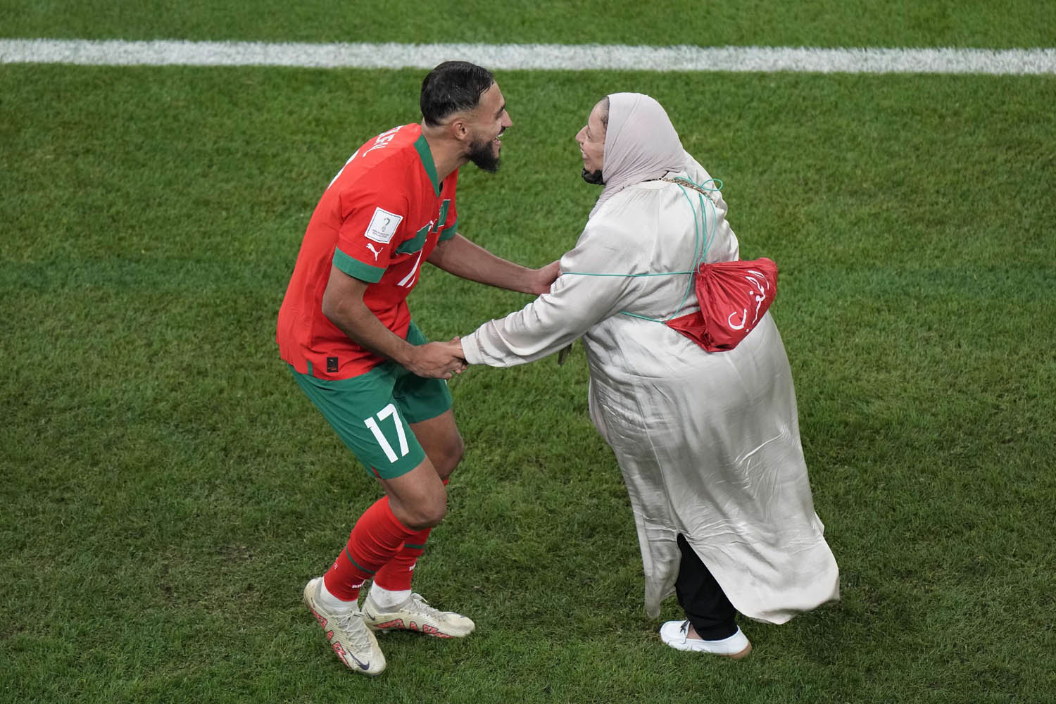 اللاعب المغربي سفيان بوفال يحتفل مع والدته بالتأهل للمربع الذهبي في مونديال قطر