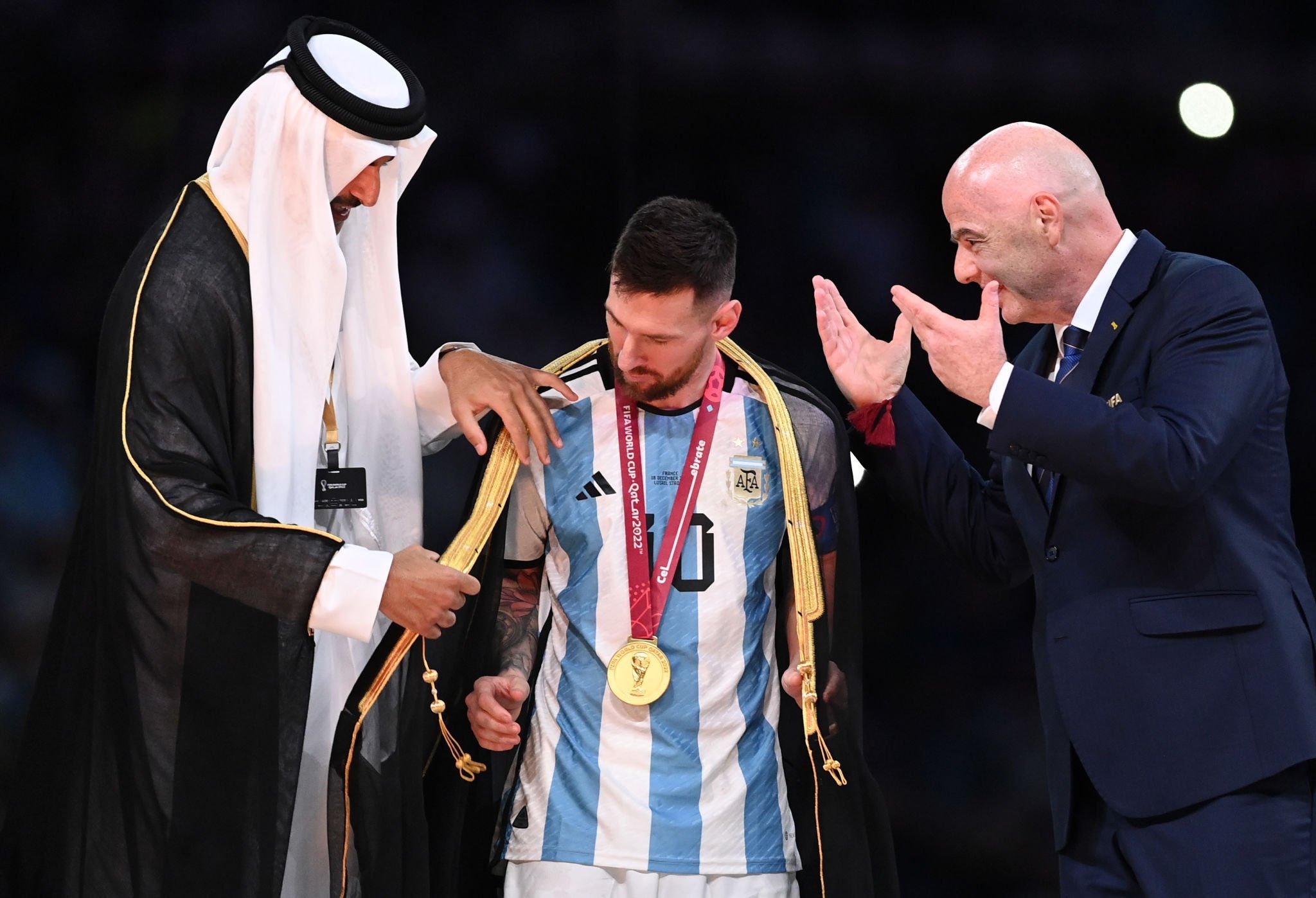 أمير قطر يُلبس ميسي البشت العربي لحظة تتويجه بالكرة الذهبية ولحظة تتويج الارجنتين بالكأس