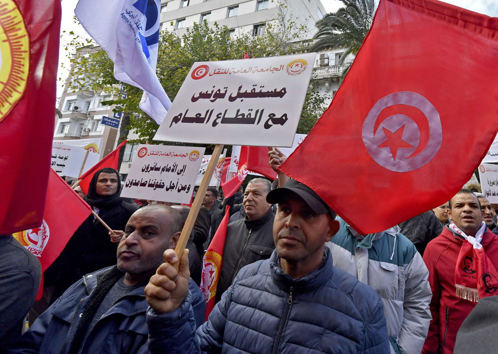 شعارات شعبوية تزيد التوتر بين الاتحاد والحكومة