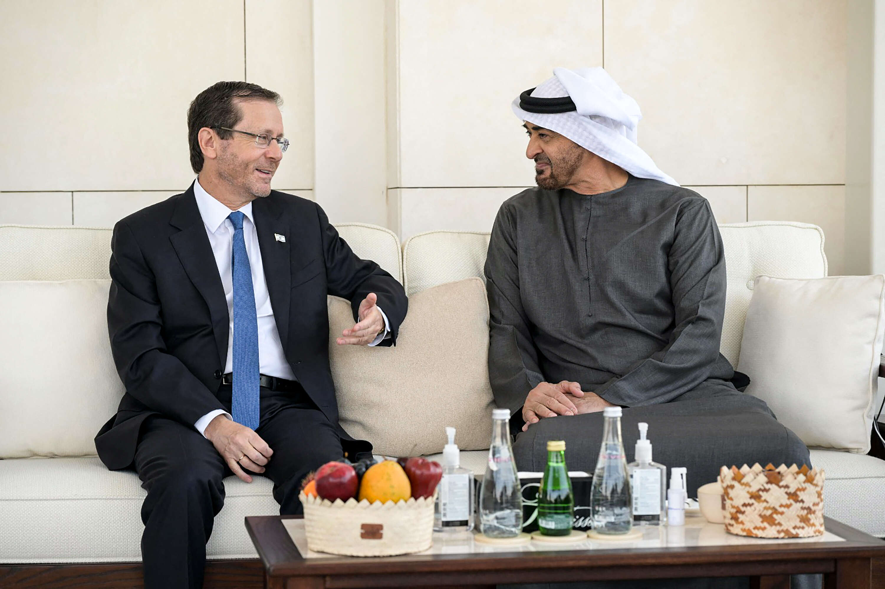 الرئيس الإماراتي ونظيره الإسرائيلي خلال لقاء سابق في أبوظبي وسط جهود لتعزيز العلاقات الثنائية