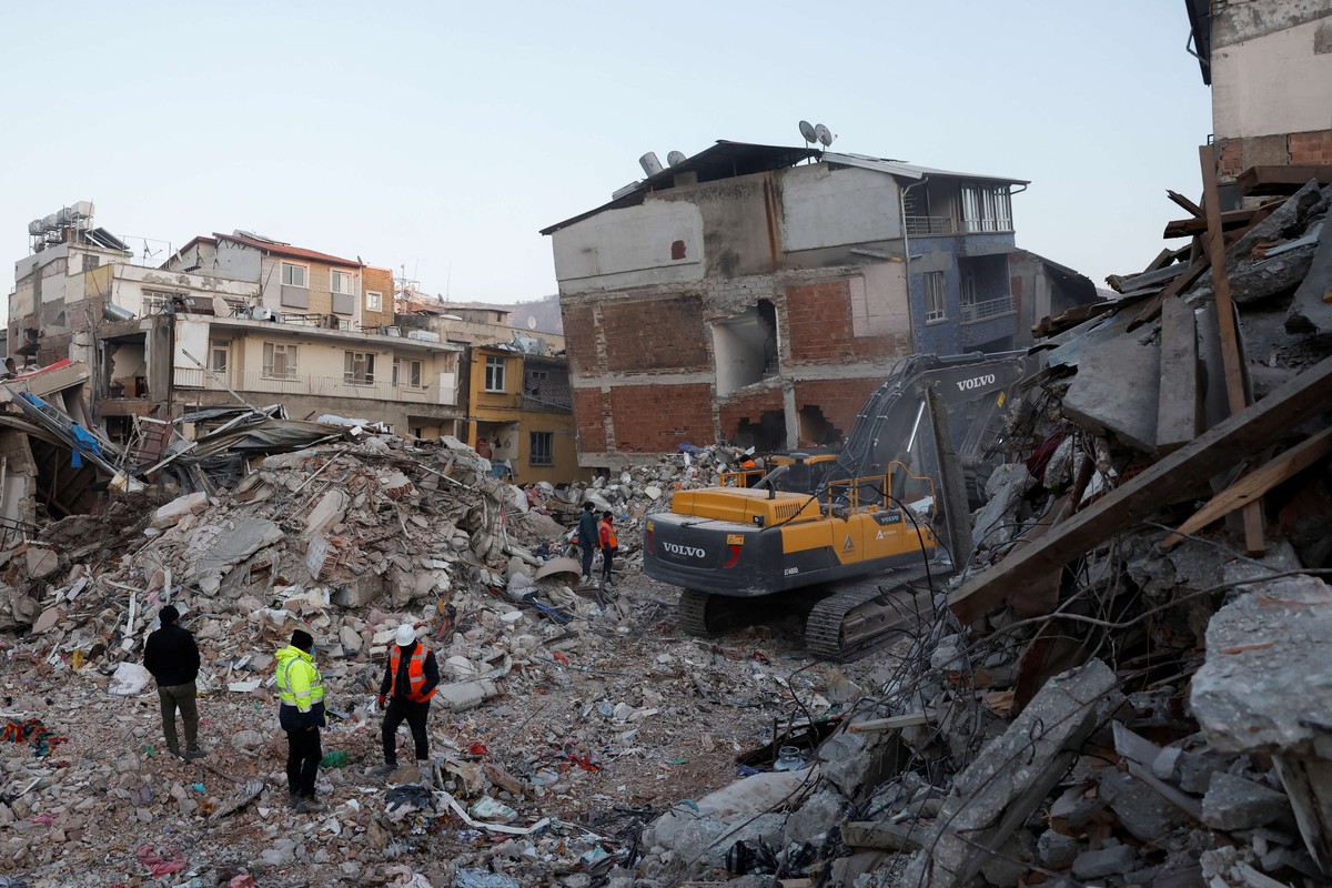 أسوأ حصيلة ضحايا في مناطق سمحت الحكومة التركية بالبناء فيها دون الالتزام بقانون البناء الذي يضبط معيير مشددة يراعي حدوث زلازل