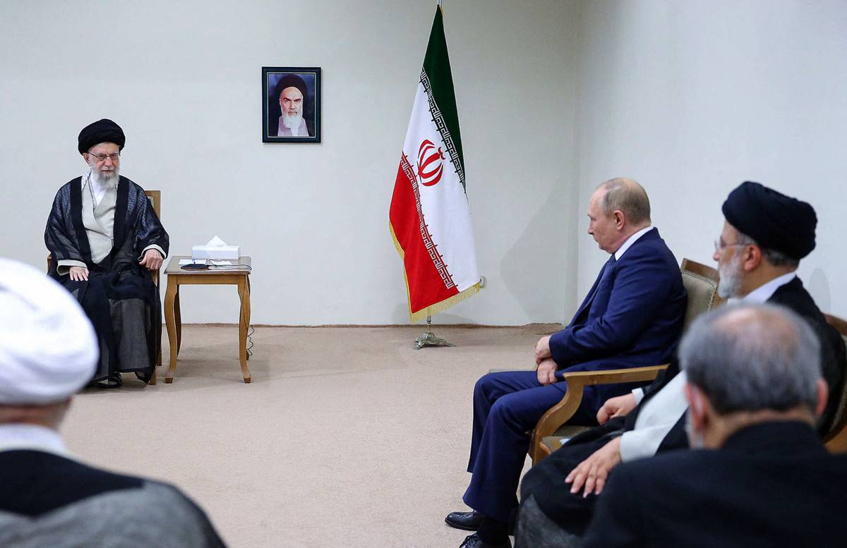 المرشد الإيراني علي خامنئي يستقبل الرئيس الروسي فلاديمير بوتين بحضور الرئيس الإيراني إبراهيم رئيسي