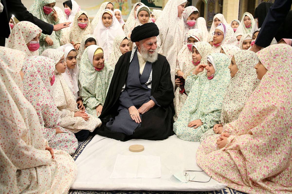 المرشد الأعلى علي خامئئي مع فتيات إيرانيات