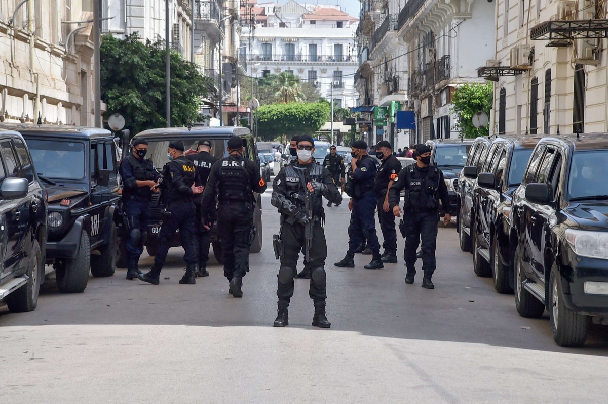 الجزائر تشدد قبضتها الأمنية في التعامل مع المعارضين ومنظمات المجتمع المدني