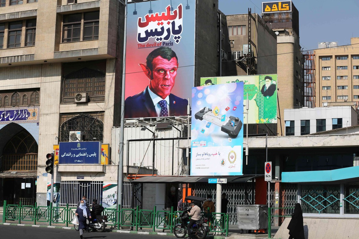 العلاقات الفرنسية الايرانية شهدت تدهورا بسبب شارلي ابيدو