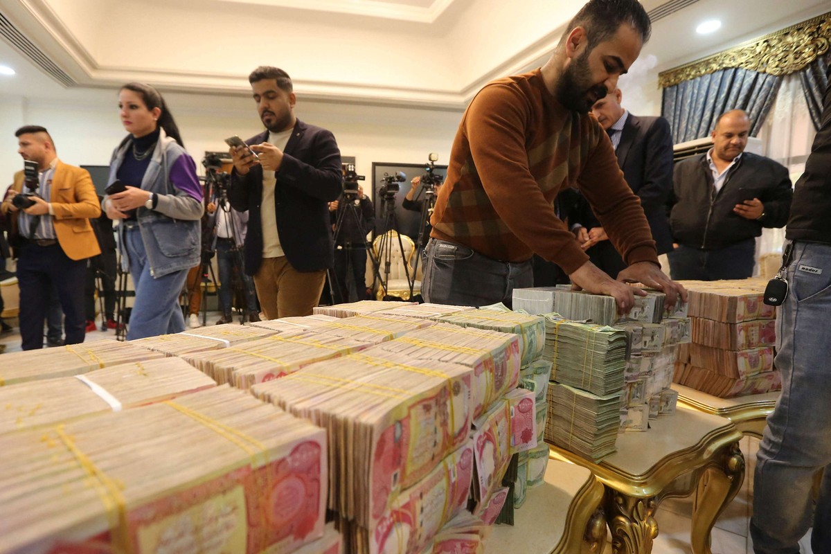 جهود من الحكومة لوقف نزيف العملة