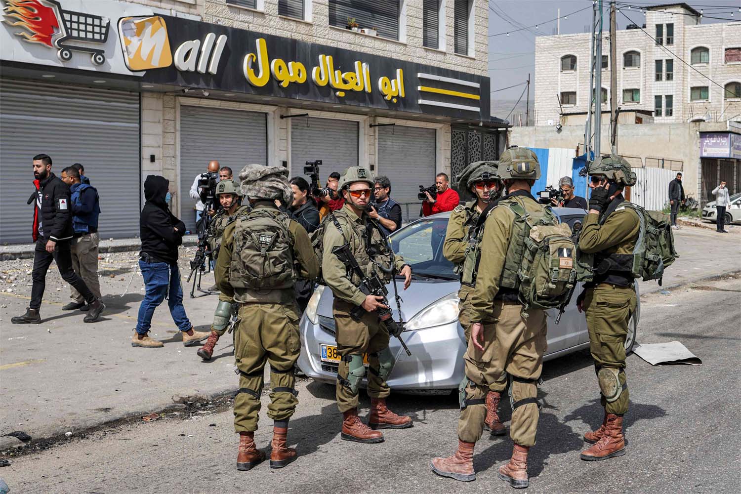 Israeli troops began removing settlers from a previously evacuated settlement outpost near the West Bank city of Nablus