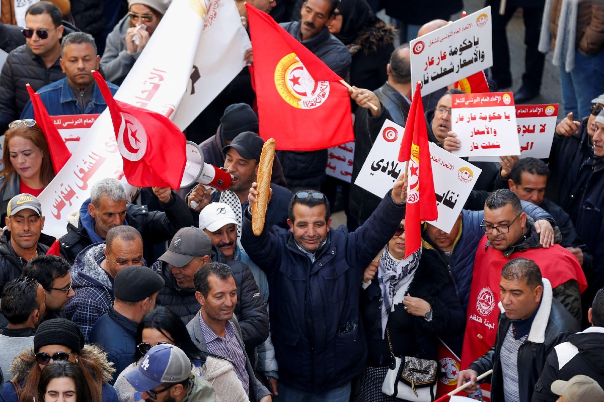 الطبوبي يحتمي بانصار الاتحاد