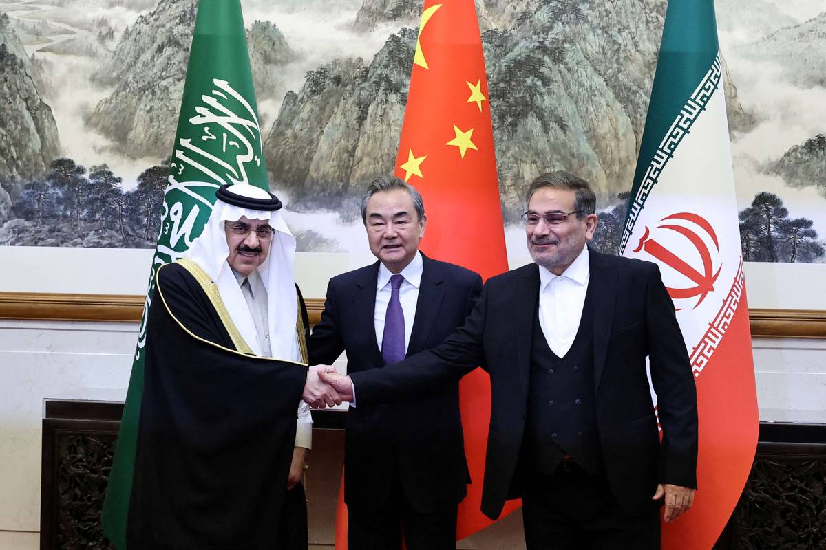 المندوبان السعودي والإيراني يتصافحان في بكين بحضور كبير الدبلوماسيين الصينيين