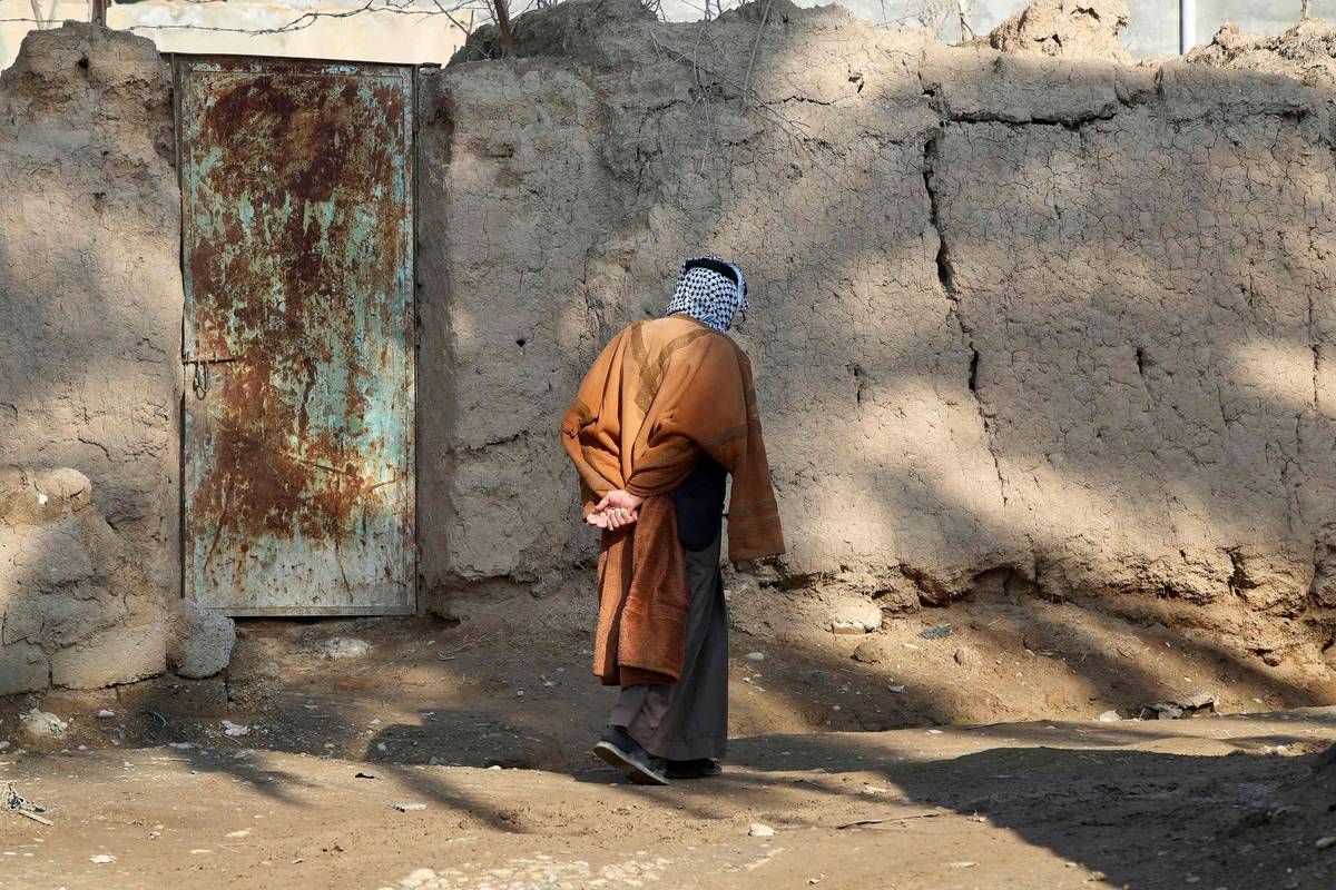 عراقي أمام بيته في ديالى بعد مقتل أربعة من أفراد عائلته