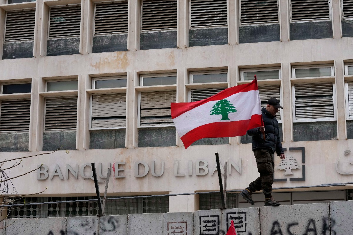 الفساد من بين عوامل وضعت لبنان على حافة الانهيار المالي