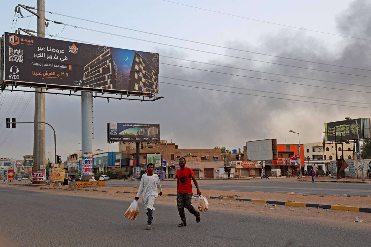 سودانيون يتحركون في الخرطوم على وقع الاشتباكات