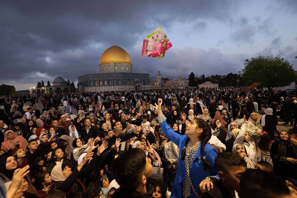 أطفال فلسطينيون يحتفلون بالعيد أمام المسجد الأقصى