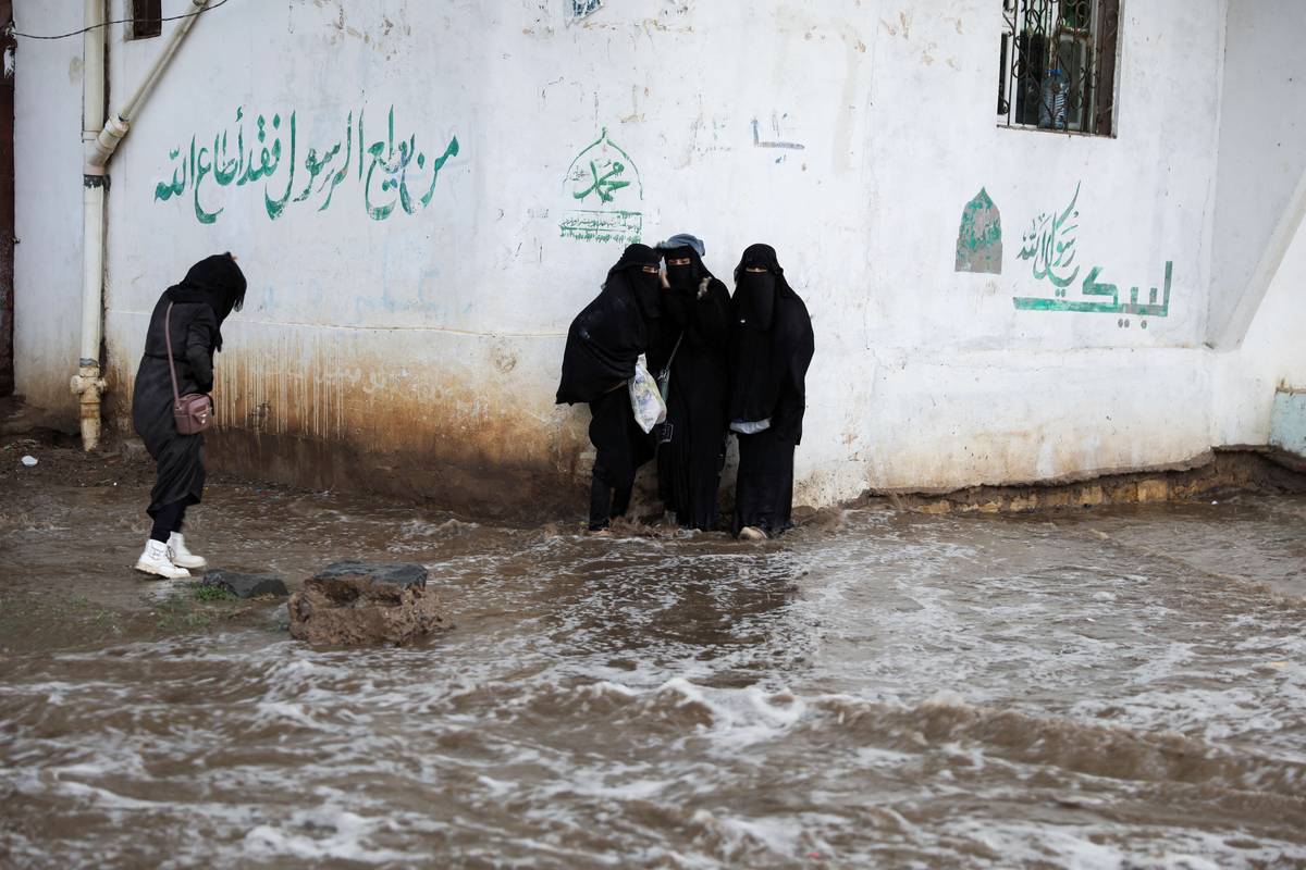 يمنيات محاصرات بسبب السيول في صنعاء