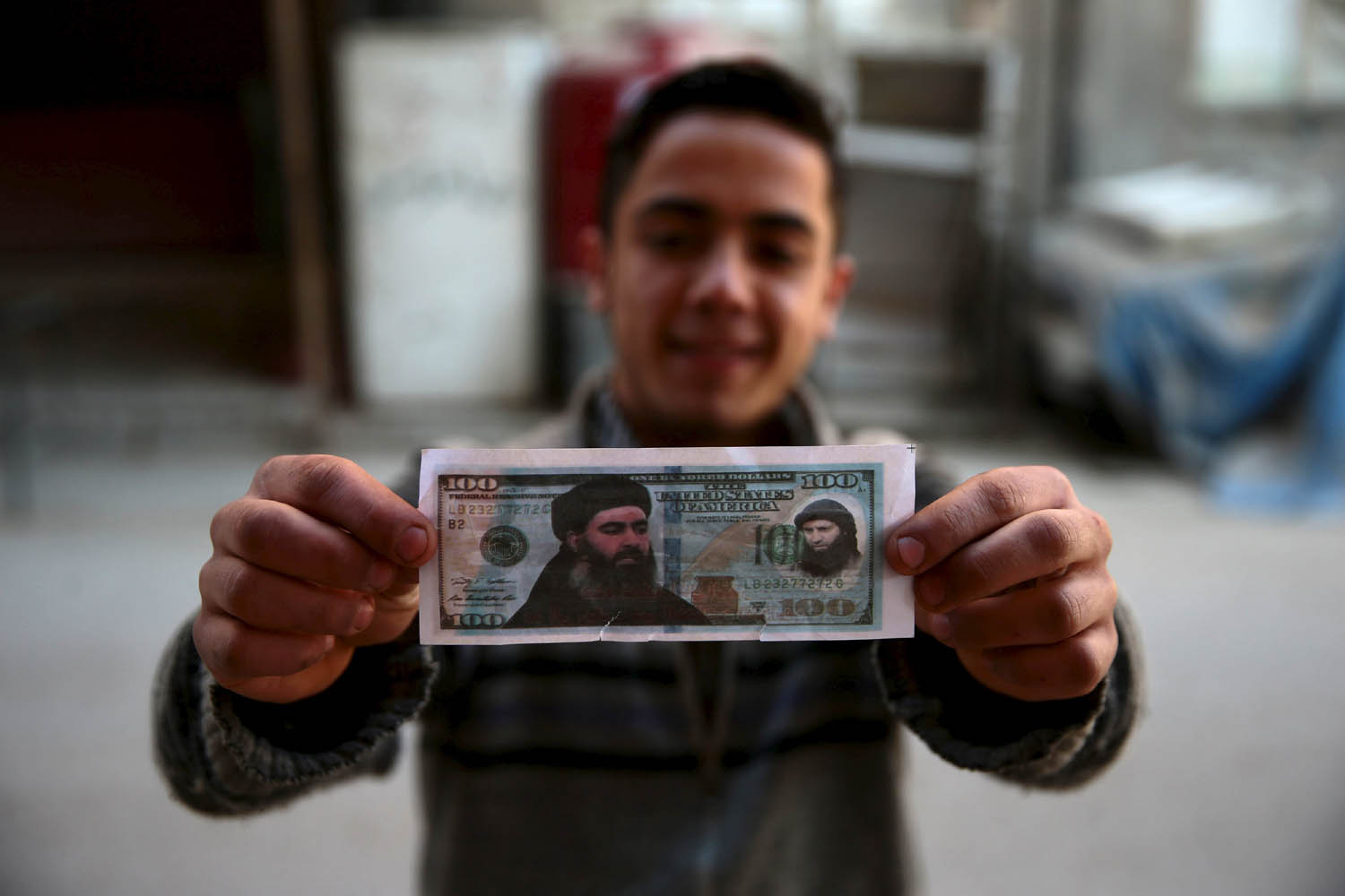 طفل سوري يعرض دولارا مزيفا 