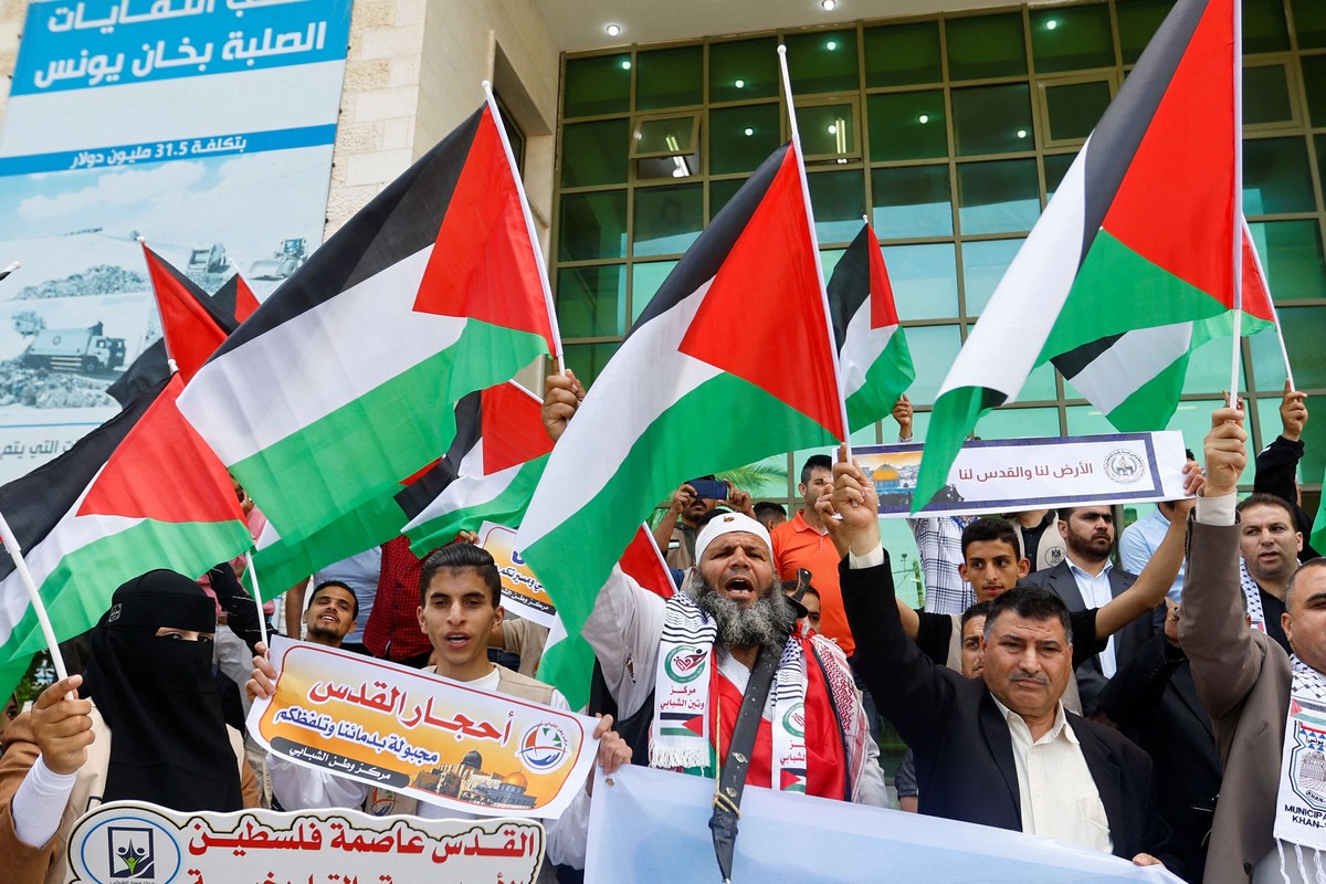 الفلسطينيون نددوا بالمسيرة حاملين اعلام بلادهم