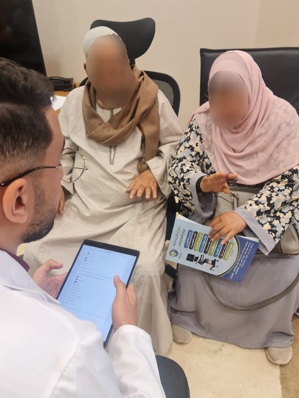 عمل استطلاع رأي للناس أثناء الحملة