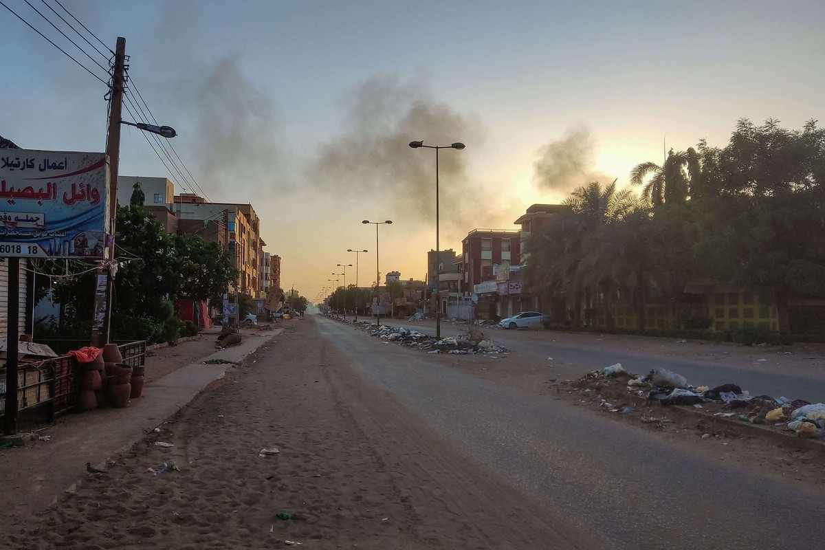 المعارك تجبر سكان الخرطوم على الفرار أو ملازمة بيوتهم وسط وضع انساني صعب