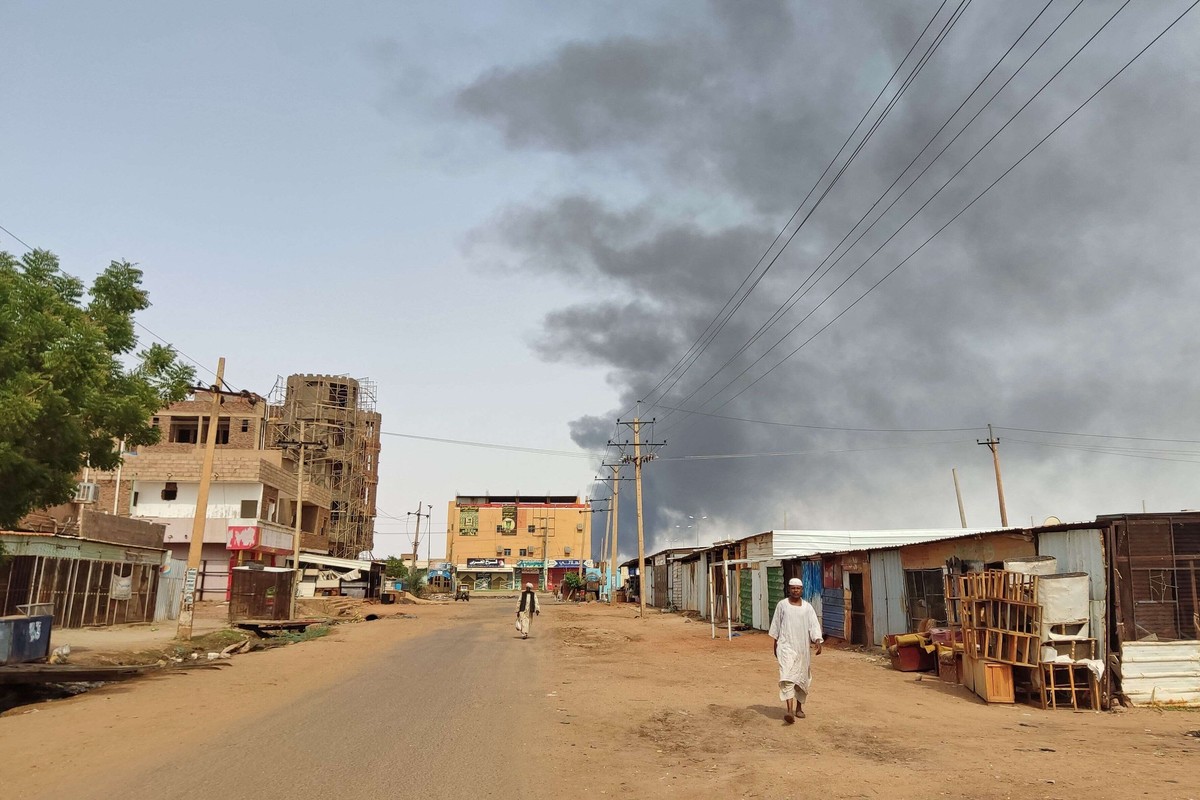 طرفا الصراع في السودان يتبادلان اتهامات ببدء القتال