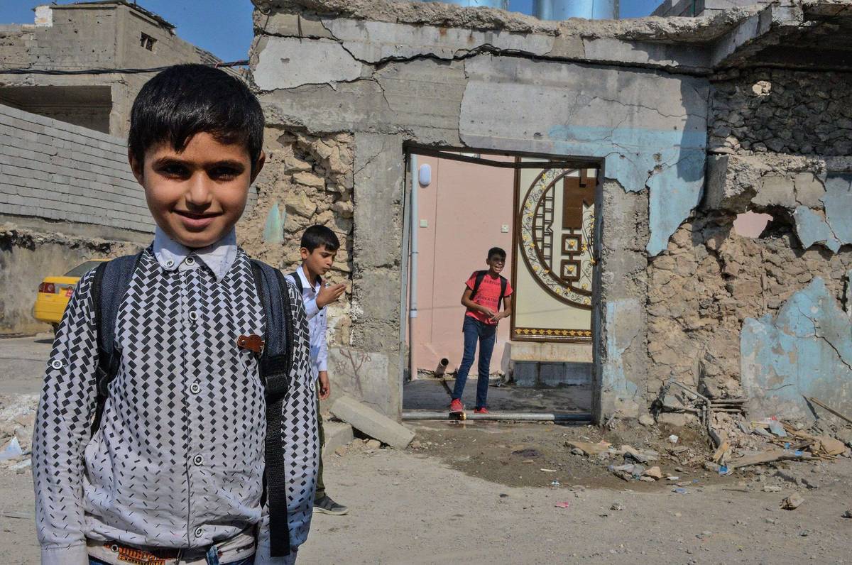 أطفال عراقيون أمام مدرسة في الموصل