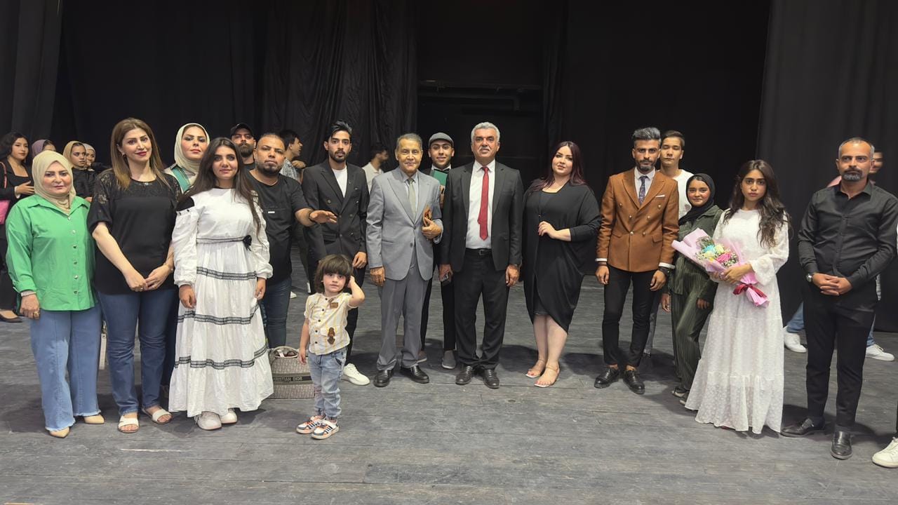 المطرب العراقي الكبير سعدون جابر يتوسط المشاركين بعرض 'هاملت بالعراقي'