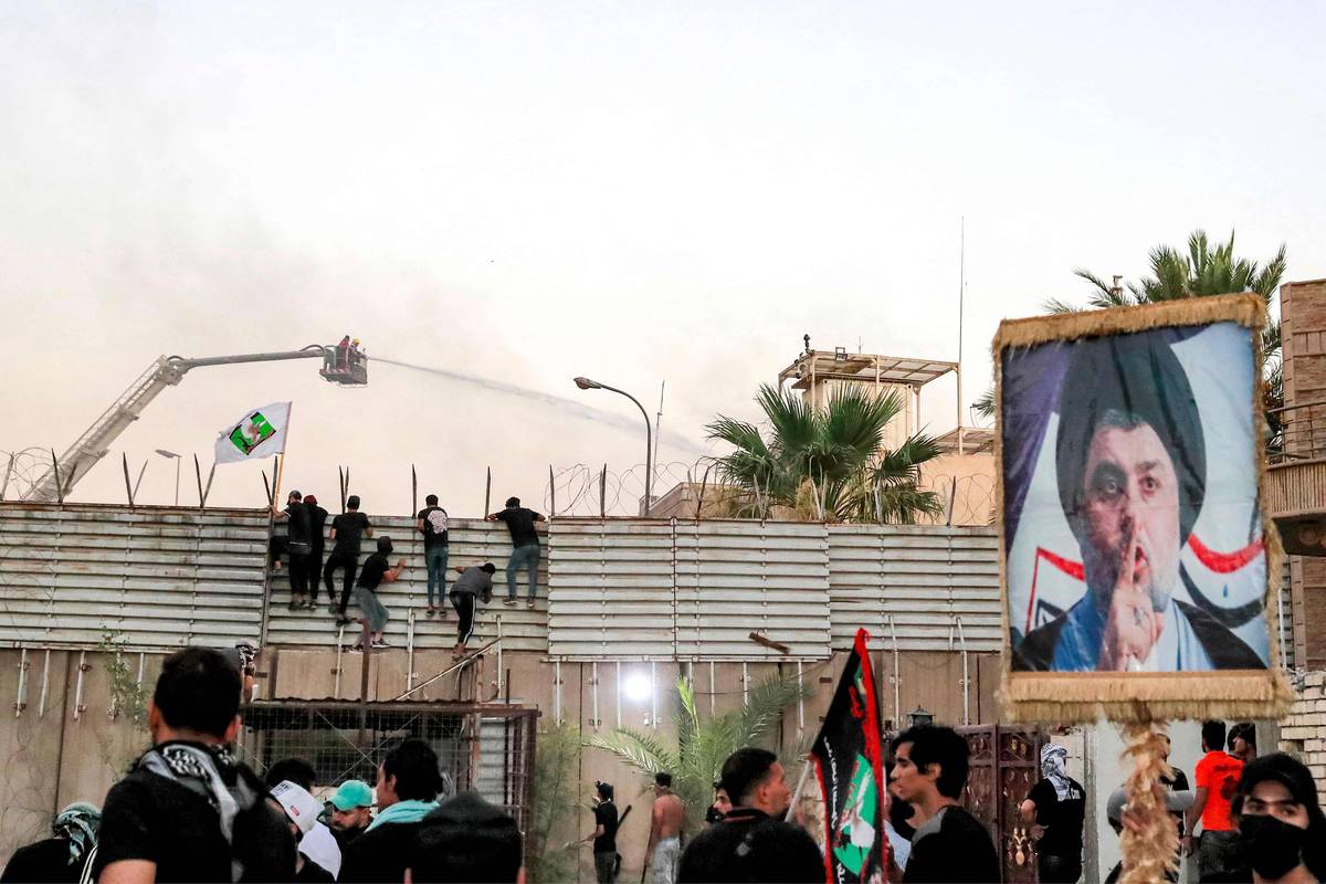 صدريون يهاجمون مبنى السفارة السويدية في بغداد
