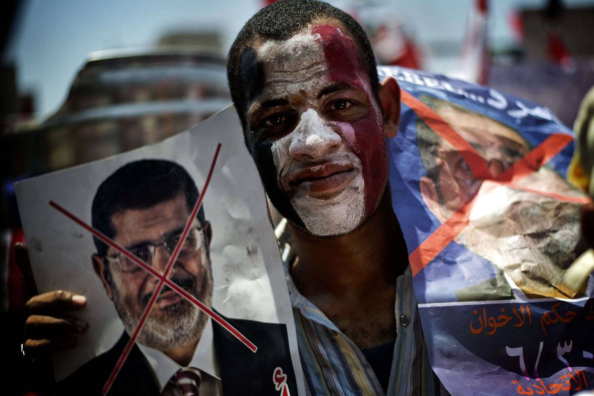 متظاهر مصري يدعو لاسقاط محمد مرسي (2013)