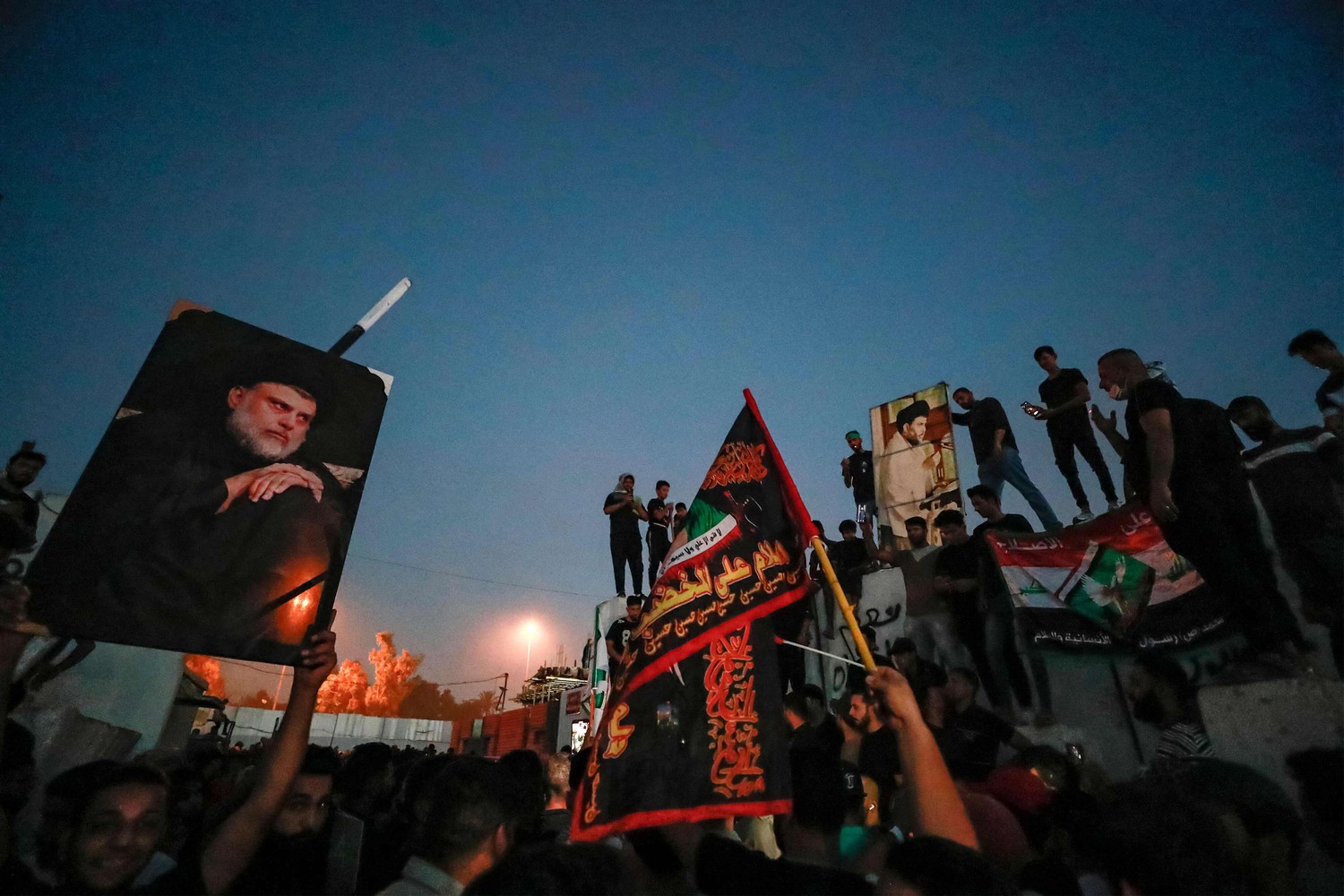 محتجون يرفضون حرق القرآن والعلم العراقي