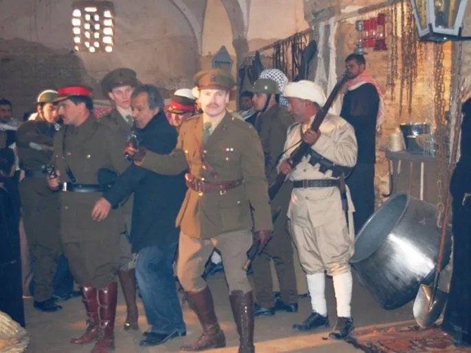 المخرج الراحل يوجه الممثلين في فيلم "الحاج نجم البقال"