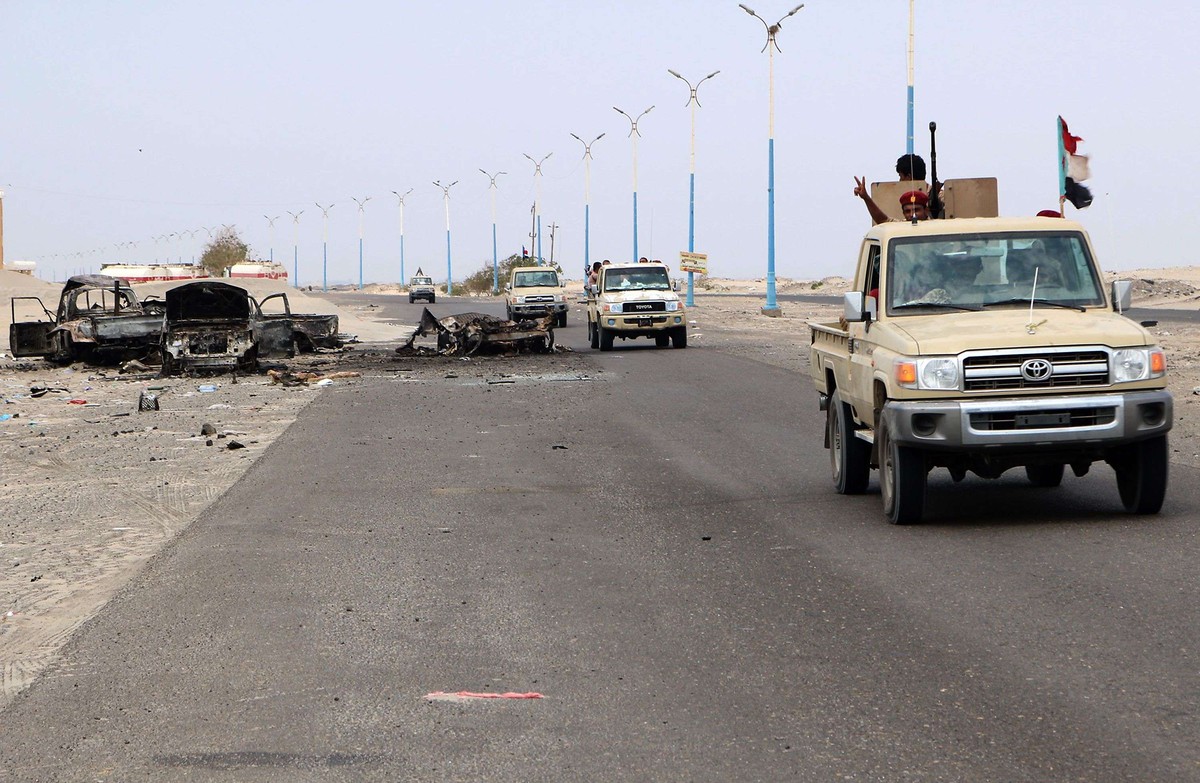 القوات الجنوبية تحارب القاعدة والحوثيين على أكثر من جبهة