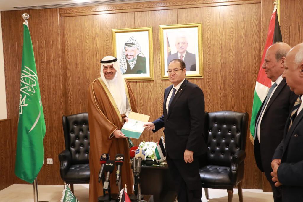 جانب من مراسم تسليم السفير نايف بن بندر السديري نسخة من أوراق اعتماده للمستشار الدبلوماسي للرئيس الفلسطيني