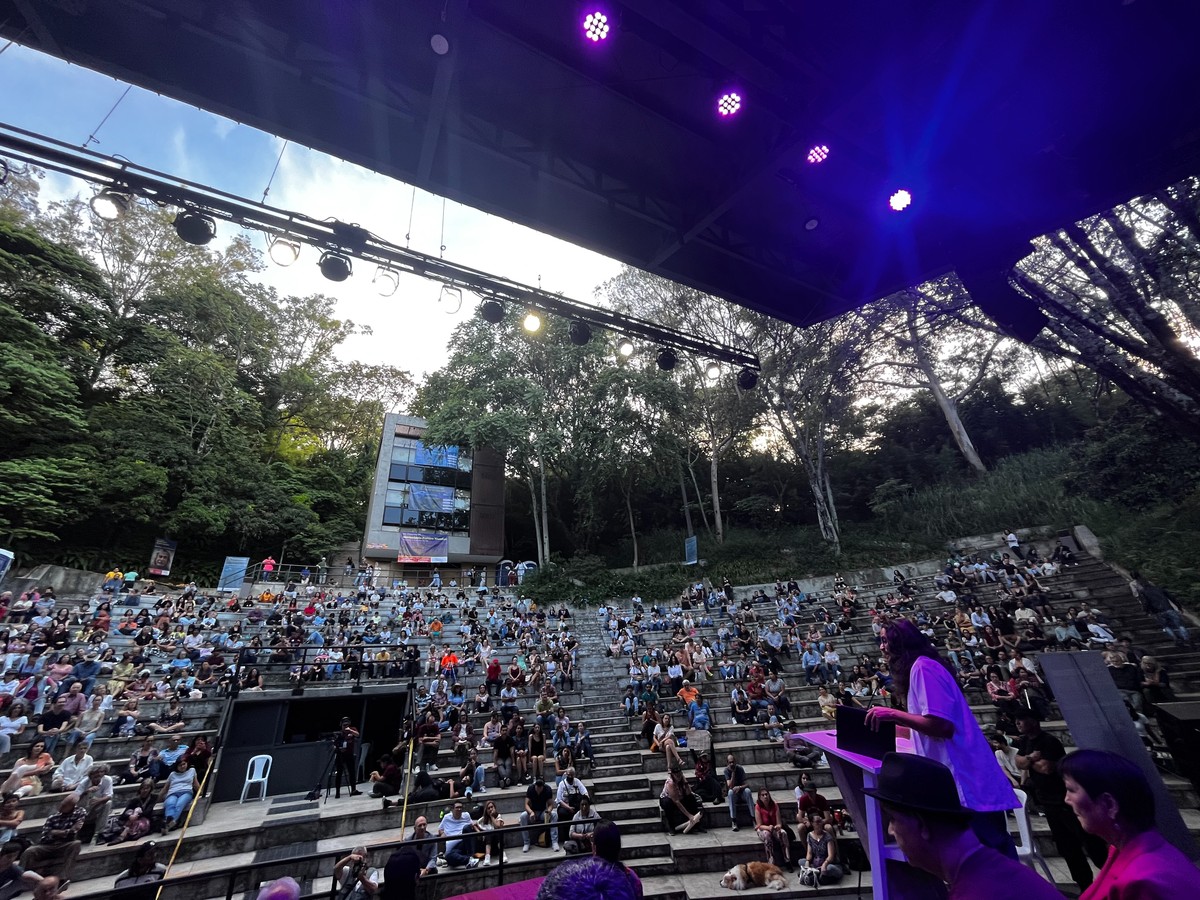 جمهور حفل افتتاح مهرجان ميديين الدولي للشعر في كولومبي