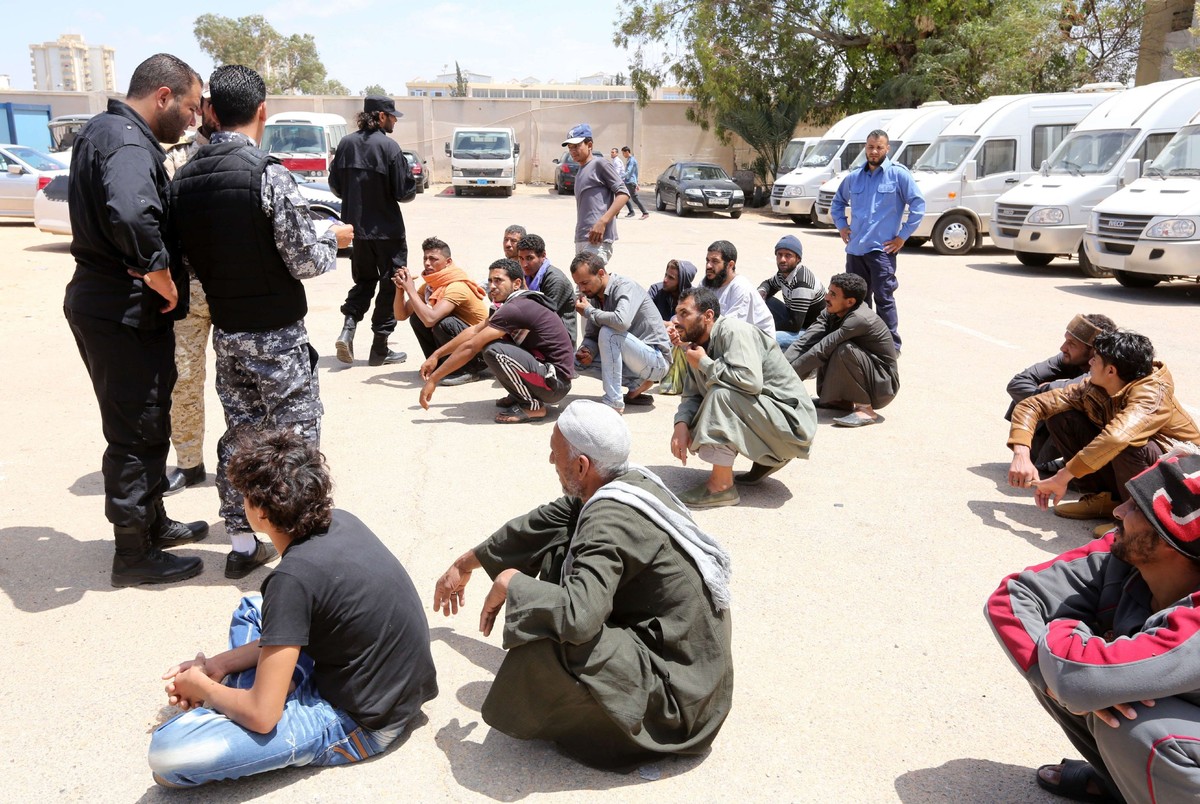  باعتبارها بلد عبور تونس معنية بأزمة المهجرين