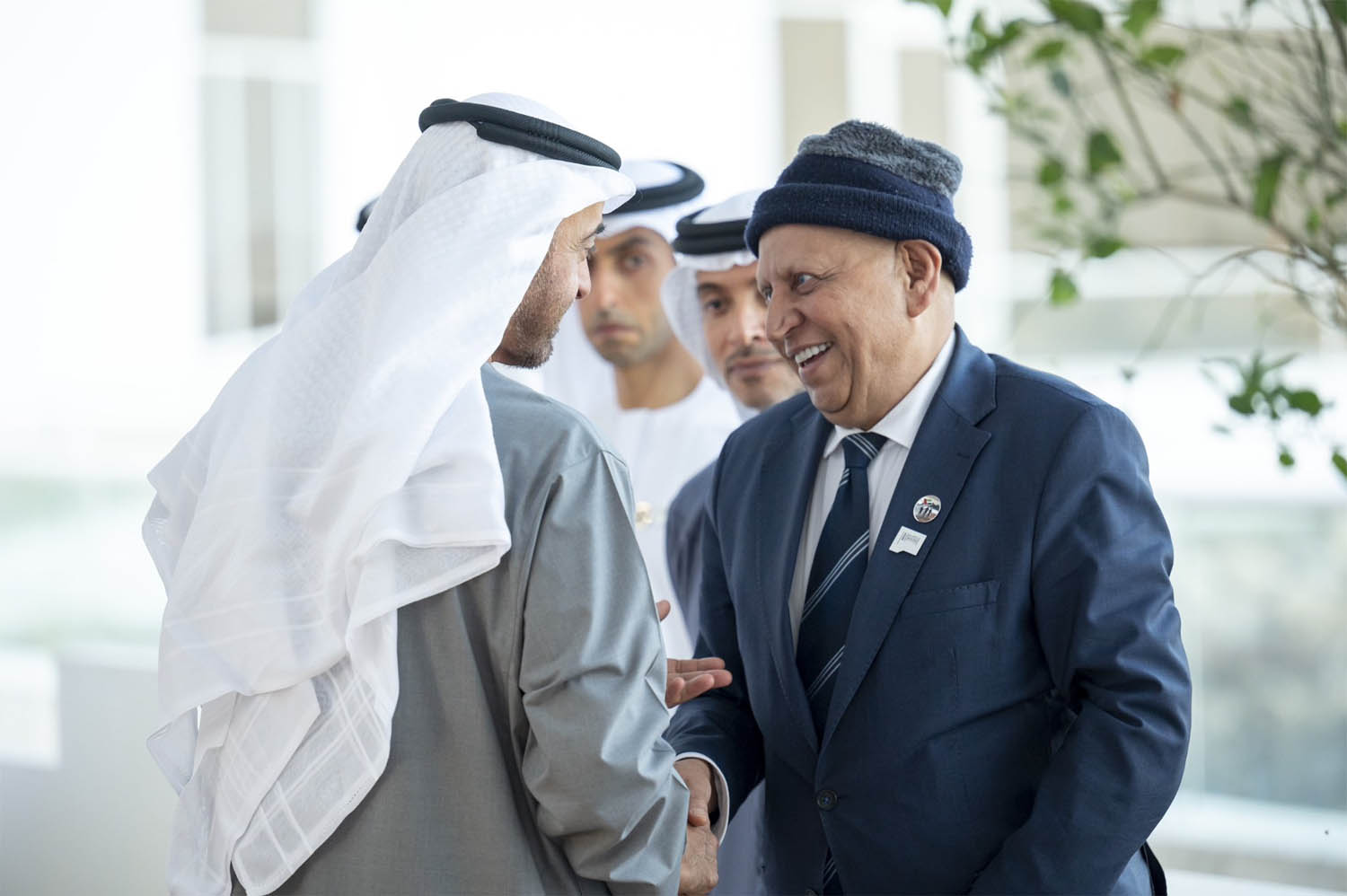 الشيخ محمد بن زايد رئيس دولة الامارات يستقبل الشاعر كريم العراقي بحضور الشيخ هزاع بن زايد نائب حاكم أبوظبي