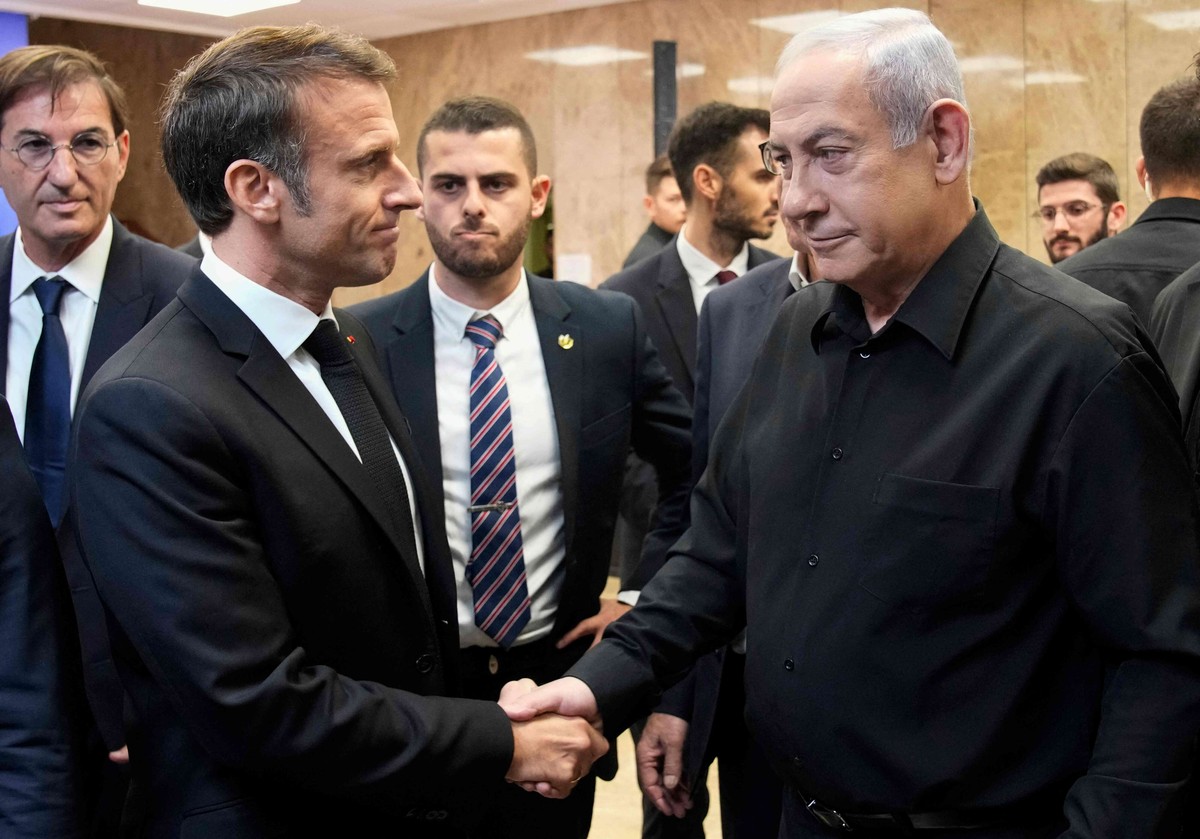 انحياز ماكرون إلى إسرائيل يشعل الجدل في فرنسا